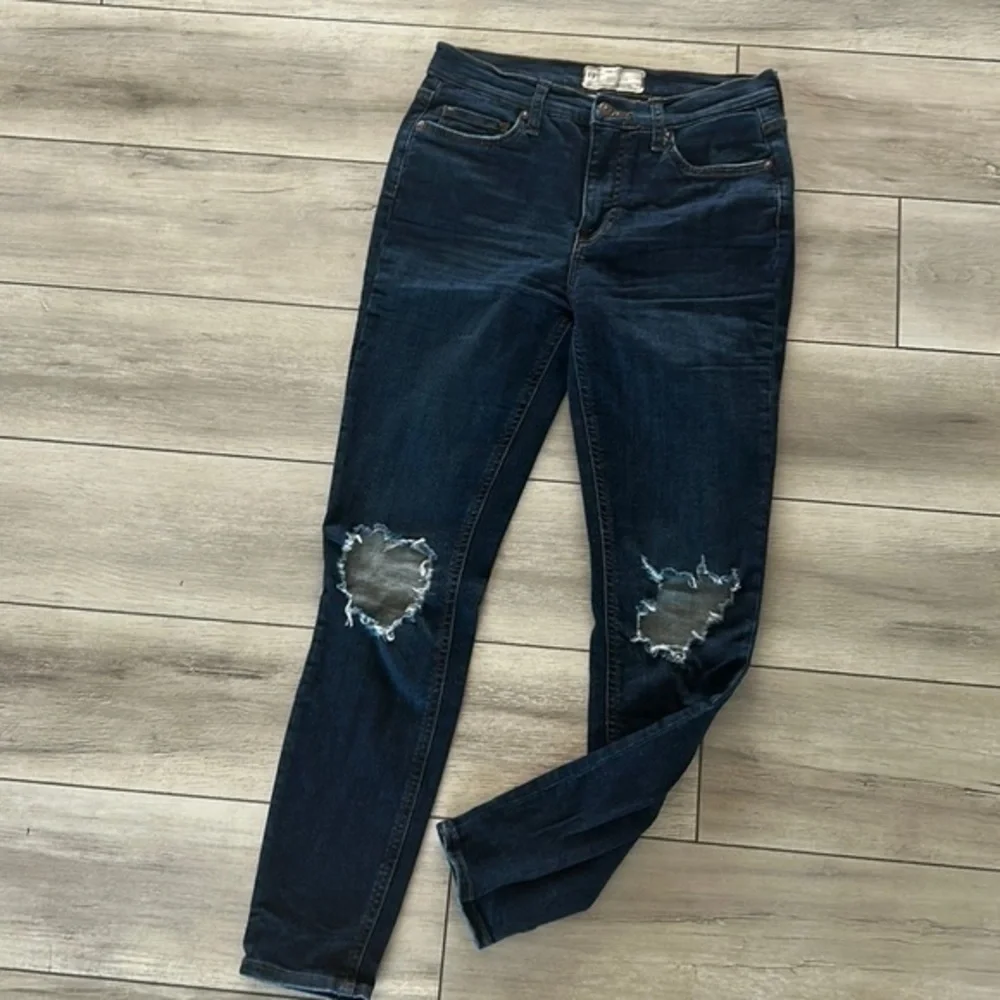 Free People size 27 busted knee skinny jeans